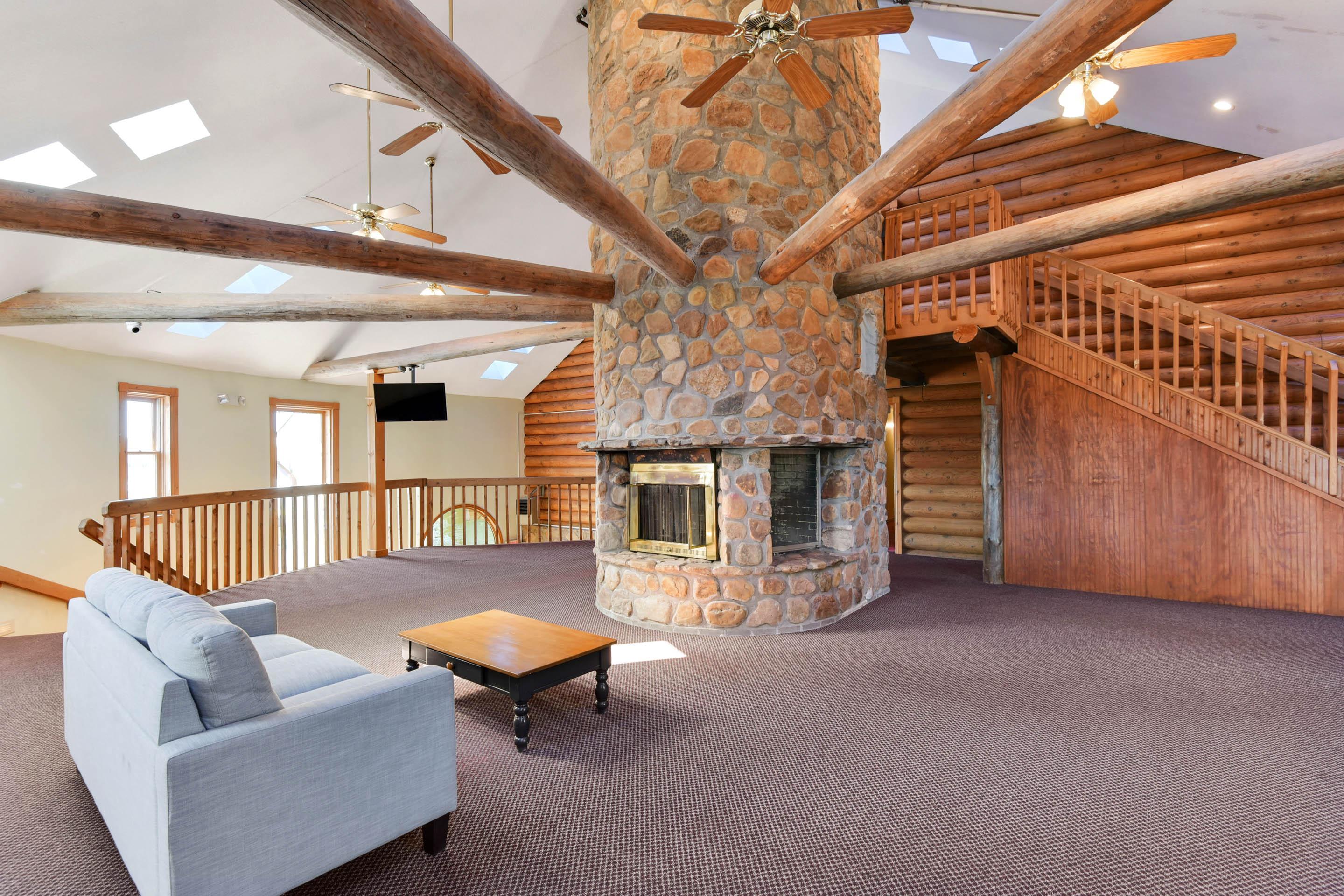 Casa Loma Inn & Suites By Oyo Davenport Ia Near I-80 מראה חיצוני תמונה
