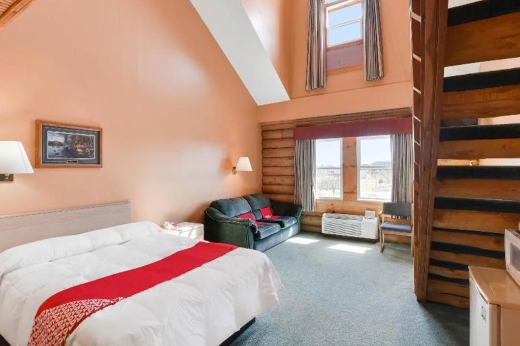 Casa Loma Inn & Suites By Oyo Davenport Ia Near I-80 מראה חיצוני תמונה