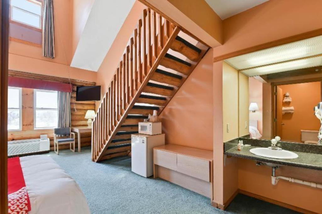 Casa Loma Inn & Suites By Oyo Davenport Ia Near I-80 מראה חיצוני תמונה