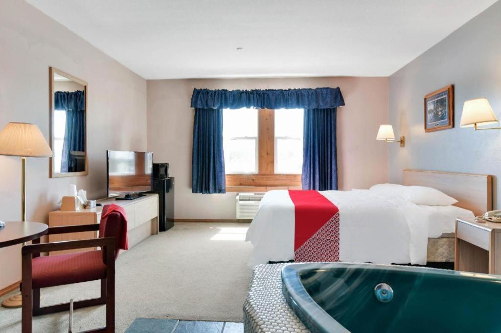Casa Loma Inn & Suites By Oyo Davenport Ia Near I-80 מראה חיצוני תמונה