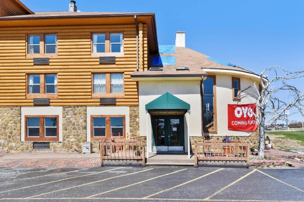 Casa Loma Inn & Suites By Oyo Davenport Ia Near I-80 מראה חיצוני תמונה